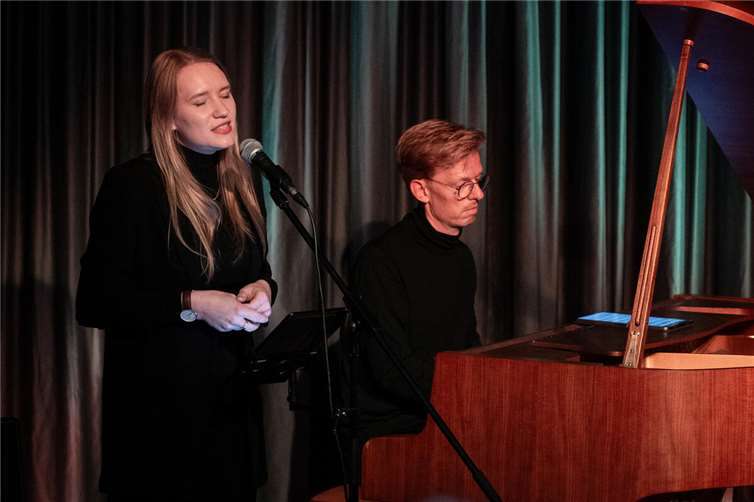 Ricarda Bosse und Peter Bongard eröffneten die Vernissage mit einfühlsamer Jazzmusik. Fotos: Eckhard Schneider