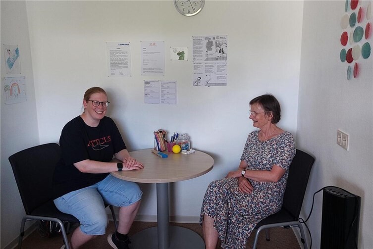 Ricarda Duch und Pfarrerin Gudrun Schlösser im neuen Büro
