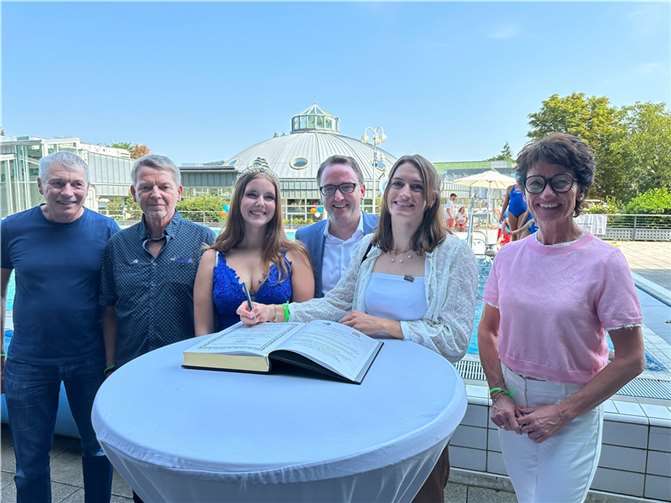 Ricarda Fans beim Eintrag in das Goldenene Buch.Foto: ROB
