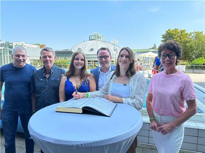 Ricarda Funk (2.v.l.) beim Eintrag in das Goldene Buch.  Foto: ROB