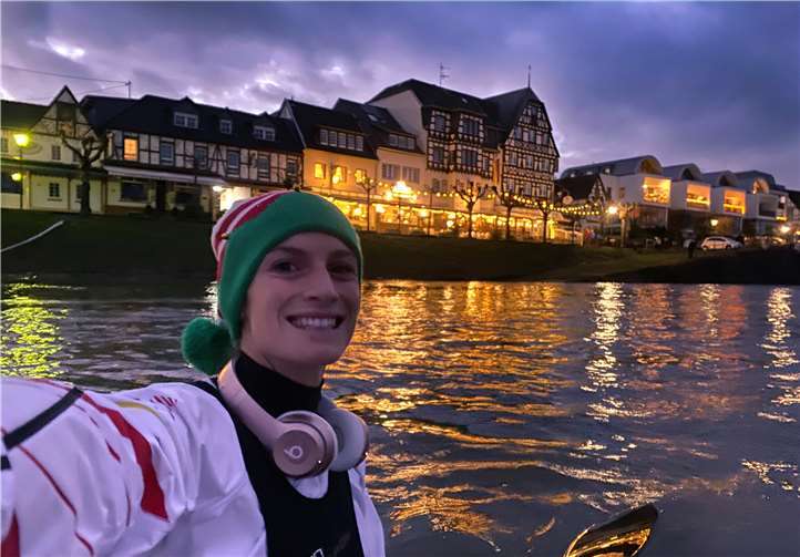 Ricarda Funk im Kajak vor der weihnachtlichen Rheinpromenade in Bad Breisig. Foto: privat