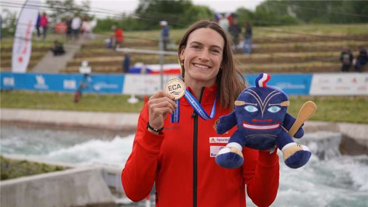Ricarda Funk mit der Medaille.  Foto: Uta Büttner