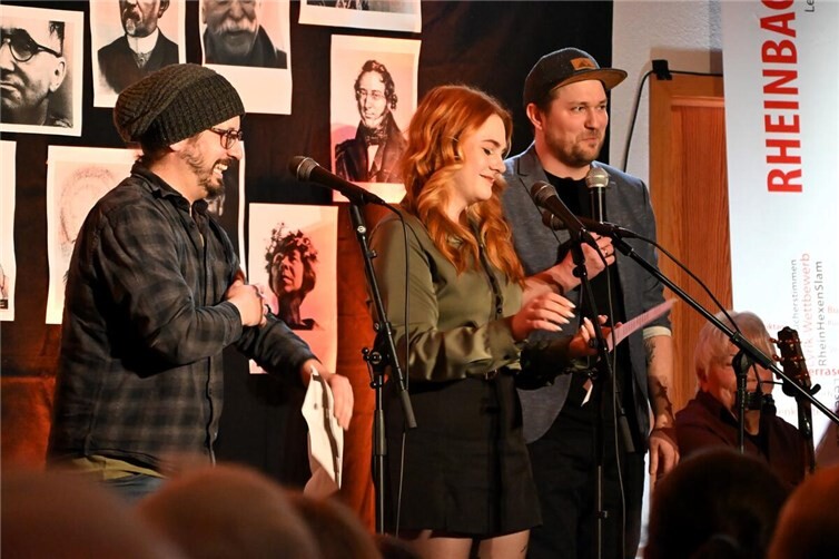 Ricarda Kowalewski und Raoul Migliosi vom Theater am Lohmarkt lasen auf der Bühne von der Geburt eines Märchens.