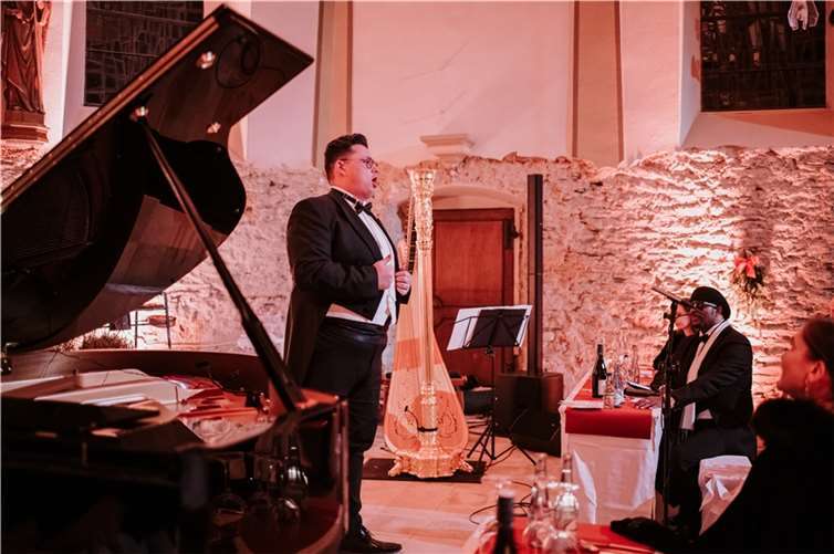 Ricardo Marinello sang in der Josefskapelle.Foto: Sarah Heimers/Melara Weddings