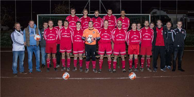Ricardo Pitzen bei der Übergabe der Bälle an die Mannschaft.Sven Bauer