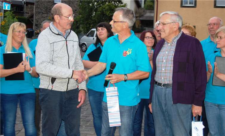 Richard Endres (li.) und Heinz Schmitt (re.) wurden vom MGV-Vorsitzenden Rolf Dietrich ausgezeichnet.