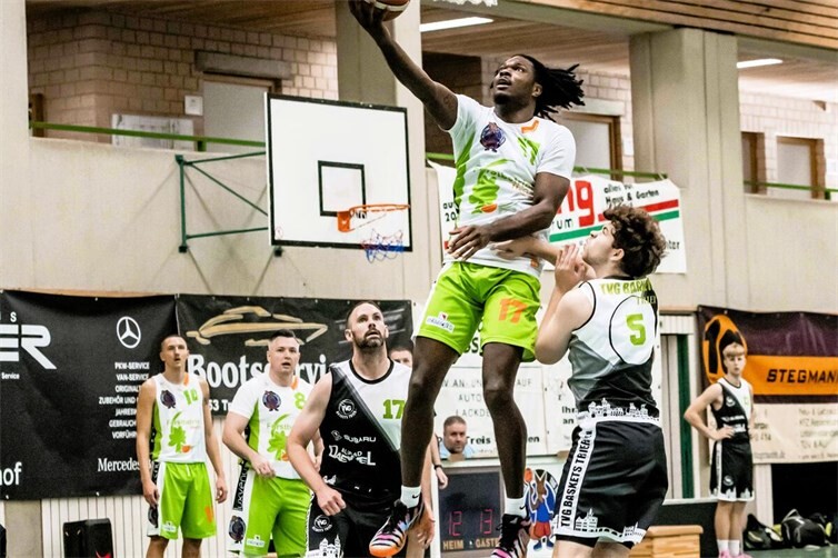 Richard Henderson (Nr. 17 in grün-weiß) war mit 39 Punkten Topscorer des TuS Treis-Karden gegen den BBV Saarbrücken. 