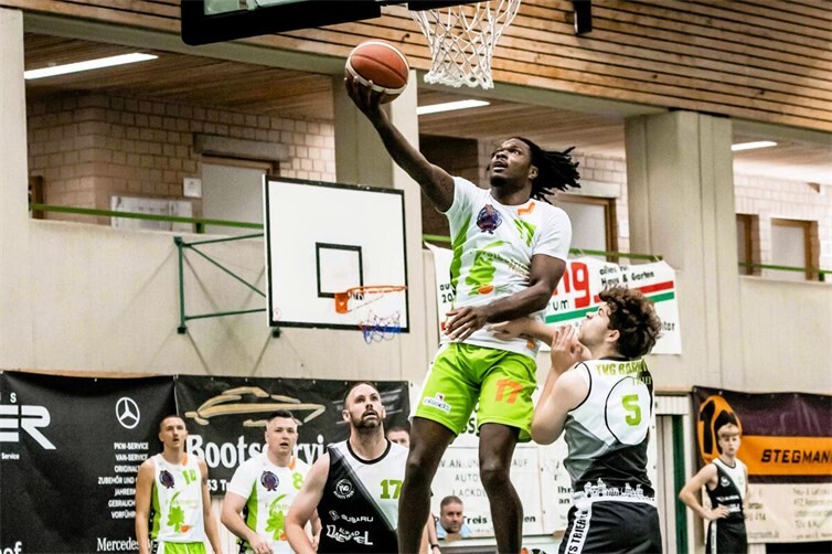 Richard Henderson (Nr. 17 in grün-weiß) war mit 39 Punkten Topscorer des TuS Treis-Karden gegen den BBV Saarbrücken.