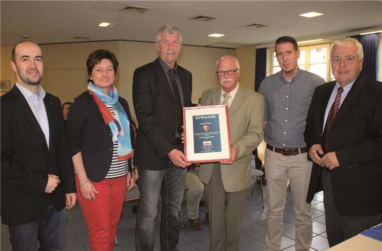 Richard Keuler (4.v.l.) ist neuer Ehrenvorsitzender des CDU-Ortsverbandes Niederzissen. Es gratulierten (v.l.): Der Vorsitzende des CDU-Gemeindeverbandes Brohltal, Tino Hackenbruch, die stellvertretende OV-Vorsitzende Petra Schneider, Rolf Hans, OV-Geschäftsführer Florian Bröker und der CDU-Wahlkreisabgeordnete Guido Ernst.privat