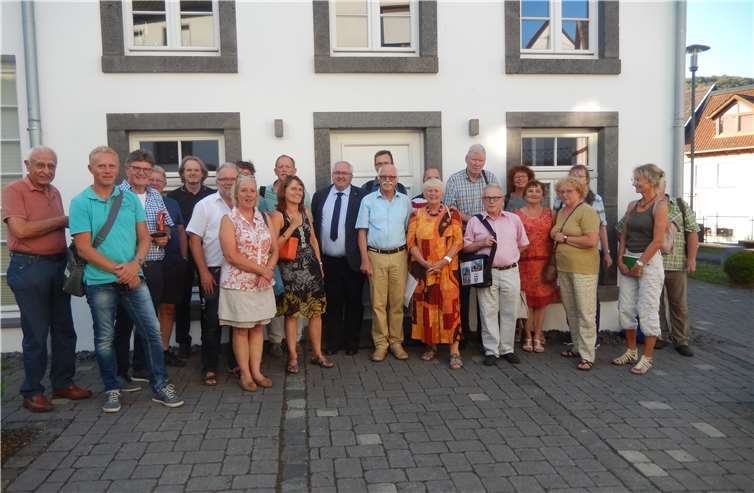 Richard Keuler (Mitte) empfängt die Ahrtal-Gästeführer in der ehemaligen Synagoge in Niederzissen. Ahrtal-Gästeführer
