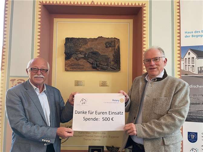 Richard Keuler, Vors. des Kultur- und Heimatvereins e.v. empfängt einen Scheck von Dr. Bernhard Eckel (l. und r.).Foto: privat