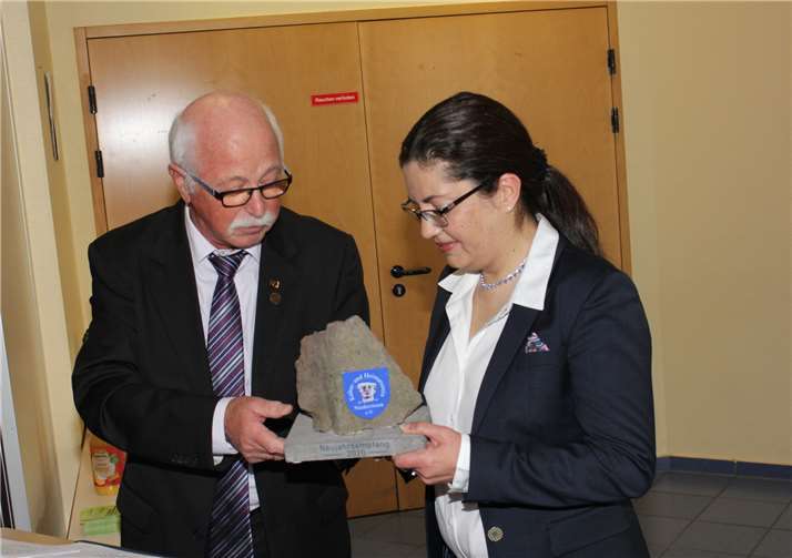 Richard Keuler bedankte sich bei Ghazel Wahisi mit einem Basalt-Krotzen.