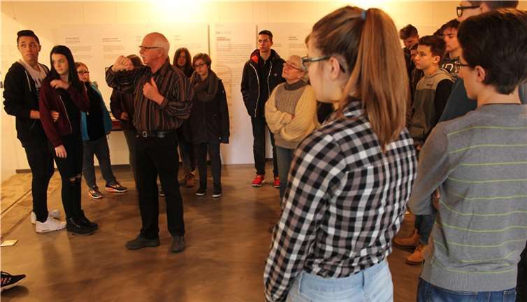 Richard Keuler inmitten der wissbegierigen Schülerinnen und Schüler der Realschule plus und FOS Mendig im jüdischen Museum der ehemaligen Synagoge Niederzissen. privat