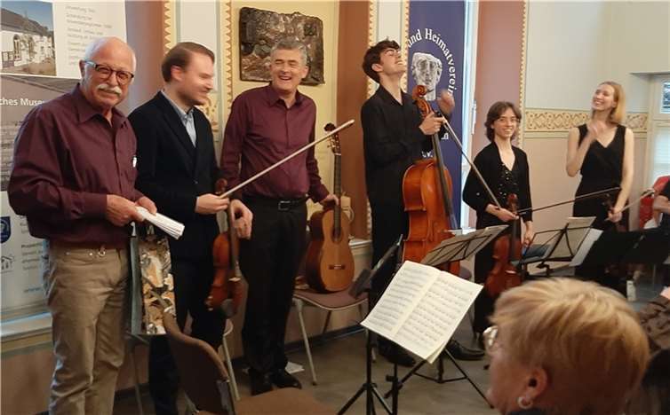 Richard Keuler (links) bedankte sich bei den Musikern (von links nach rechts) Niklas Liepke, Claudio Piastra, Syon Najman, Céline Eberhardt und Giulia Rimonda.  Foto: Gisela Reichrath
