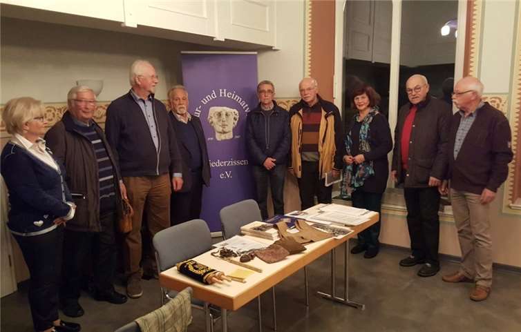 Richard Keuler (r.), der Vorsitzende des Kultur- und Heimatvereins Niederzissen, führte durch die ehemalige Synagoge.  privat