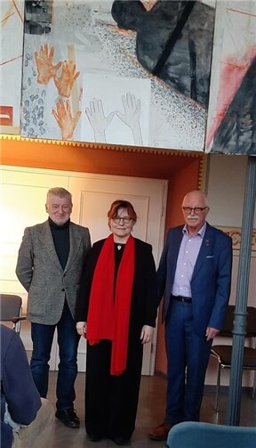 Richard Keuler (rechts) bedankte sich bei Paul Petzel und Hildegard Meier für die bemerkenswerte Ausstellung und Lesung. Foto: Gisela Reichrath