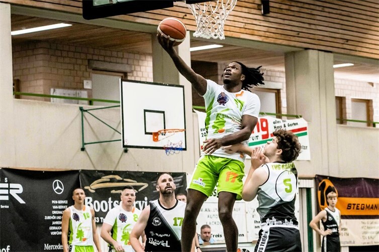 Richard Lee Henderson Jr. vom TuS Treis-Karden (Nr. 17 in grün-weiß), hier beim erfolgreichen Korbleger, war Topscorer des TuS im Oberliga-Spiel gegen TVG Baskets Trier am vergangenen Sonntag.