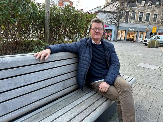 Richard Lindner am Platz an der Linde: Der Ortsvorsteher wünscht sich einen Biomarkt und einen Pumptrack für Bad Neuenahr.  Foto: ROB