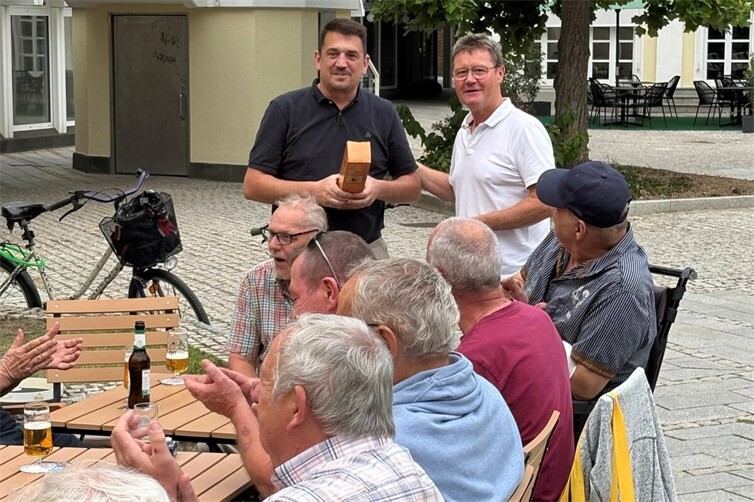 Richard Lindner bedankt sich bei Jan Ritter für die interessante Führung durch die Kurparkliegenschaften
