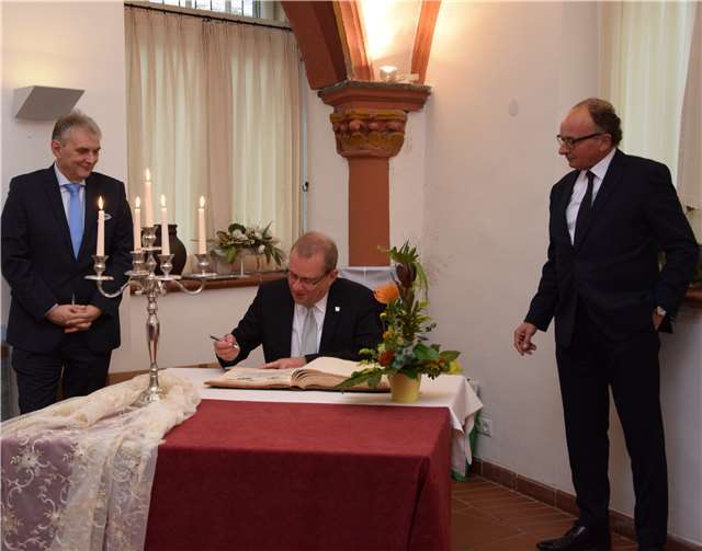 Richard Rossel, Bürgermeister der thüringischen Partnerstadt Zella-Mehlis, trug sich ins Goldene Buch der Stadt Andernach ein.