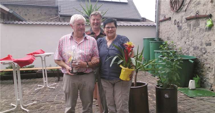 Richard Schmitt wird zum Hofmann, Karola Weiler zur Hoffrau gewählt. Der Amtmann Norbert Breil überreicht beiden ein Geschenk.