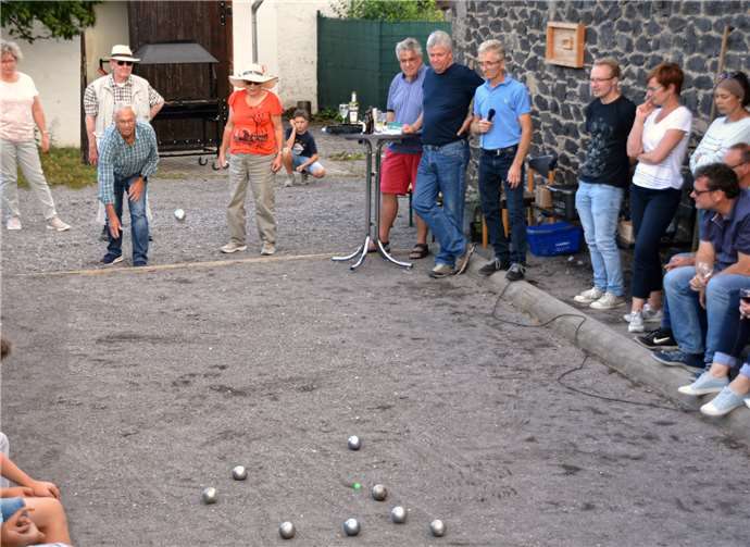 Richard Schneider bei seinem entscheidenden Wurf um die inoffizielle Boule-Meisterschaft.