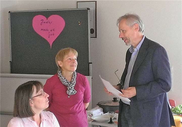 Richard Stahl dankte Ursula Schlesiger. Links im Bild Pflegefachkraft Ingrid Neubusch.privat