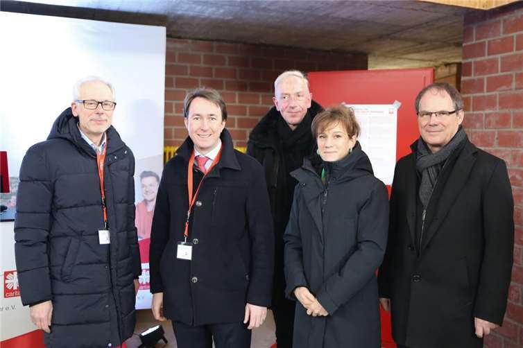 Richard Stahl und Christian von Wichelhaus, beide Geschäftsführer des Caritasverbandes Rhein-Mosel-Ahr e. V., Domkapitular Benedikt Welter, Vorsitzender des Caritasverbandes für die Diözese Trier, Katharina Heil, Ministerialdirektorin des Ministeriums für Wissenschaft und Gesundheit und Dr. Oliver Müller, Vorstand für Internationales, Migration und Katastrophenhilfe des Deutschen Caritasverbandes.