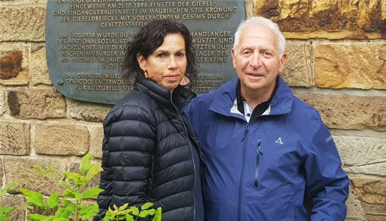 Richard und Carla vor der Synagoge.Fotos: privat