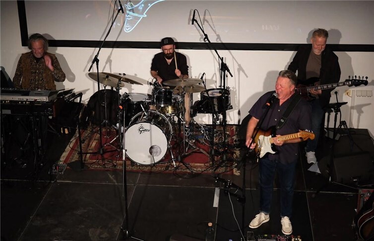 9. Blues Summit: Justina Lee Brown und Richie Arndt begeistern in Neuwied   Richie Arndt und seine Band eröffneten den 9. Blues Summit.