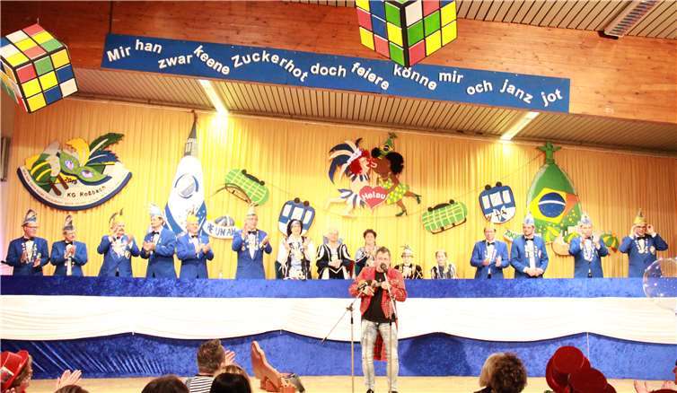 Richie XXS ließ sich vom närrischen Hochadel auf der Bühne nicht beeindrucken. Fotos: KBL