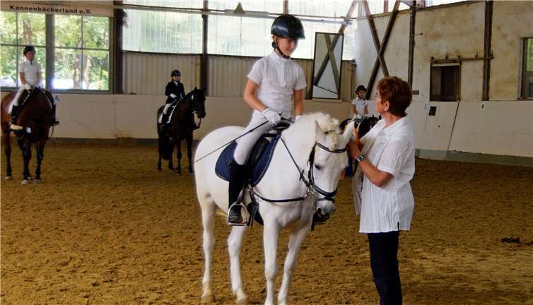 Richterin Heidi Jachmich gratuliert Antonia Zindorf zu Platz 1 im Reiterwettbewerb mit Mini. Fotos: MIH