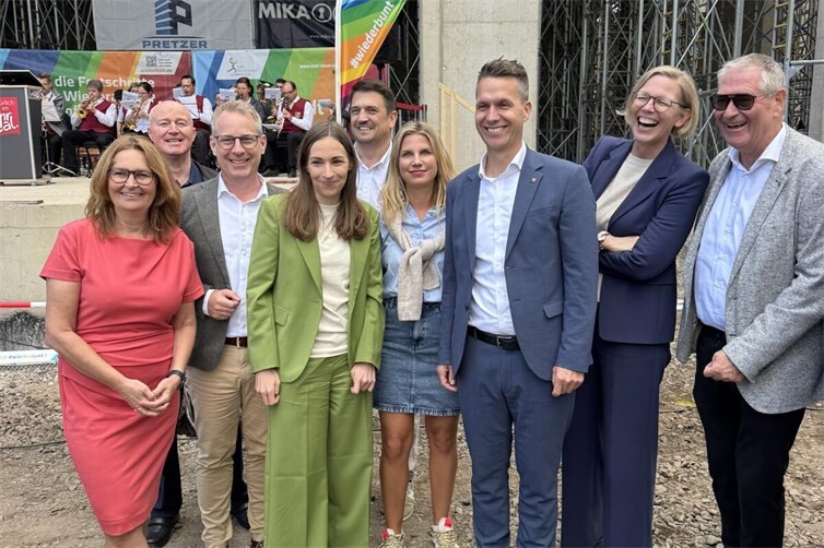 **Richtfest an der neuen Kurparkrandbebauung: Der Wiederaufbau im Herzen Bad Neuenahrs schreitet sichtbar voran. Hier entsteht ein neuer Ort für Begegnung, Kultur und Tourismus.**