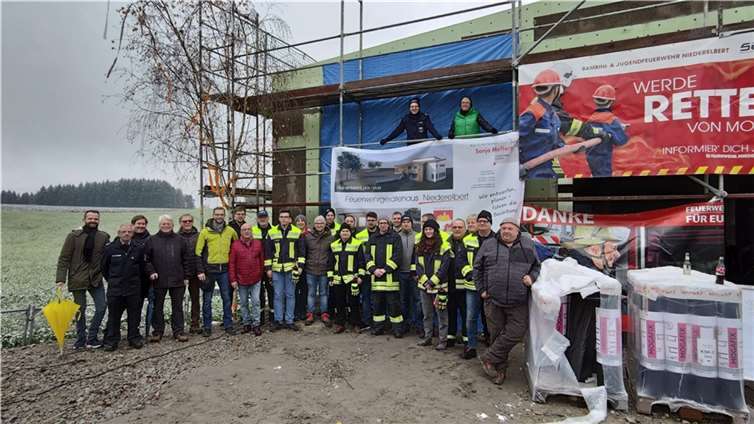 Richtfest für das neue Feuerwehrgerätehaus in Niederelbert. Oben auf dem Gerüst sprachen die Architektin Sonja Meffert und Wehrführer Simon Brömel den Richtspruch.  Foto: VG Montabaur