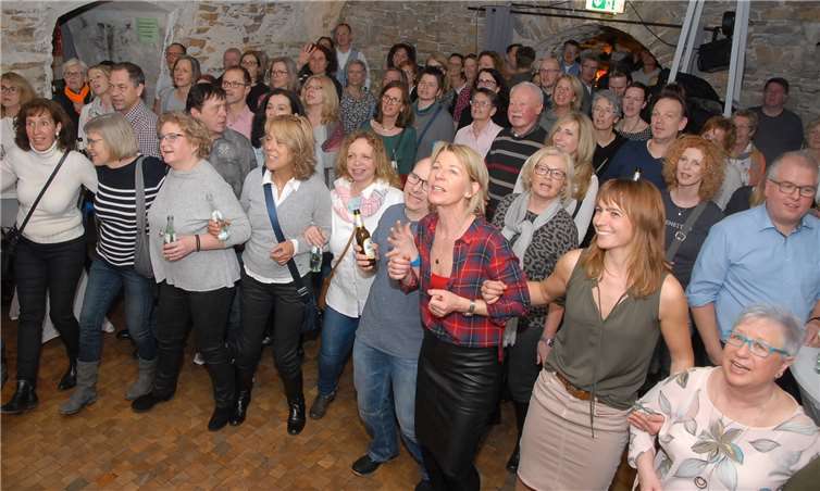 Richtig gute Stimmung herrschte beim großen Montabaurer „MitSingDing“ im Historica-Gewölbe in der Kolping-Straße. Mit der Aktion wird ein Entwicklungshilfeprojekt in Tansania unterstützt. Fotos: KER