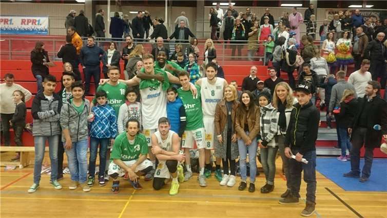 Richtig lange Kerle waren es, die da neben den Sprachschülerinnen und -schülern der Friedrich-von-Bodelschwingh-Schule standen.privat