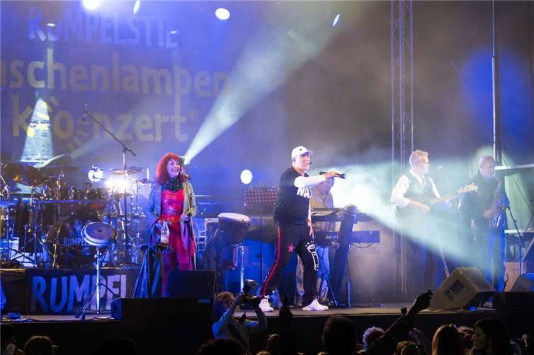 Richtig lebendig wird es, wenn alle Bandmitglieder um Sängerin Blanche-Elliz wildes Taschenlampenchaos mit den Kindern spielen und auch die Eltern zeigen müssen, was sie musikalisch draufhaben.