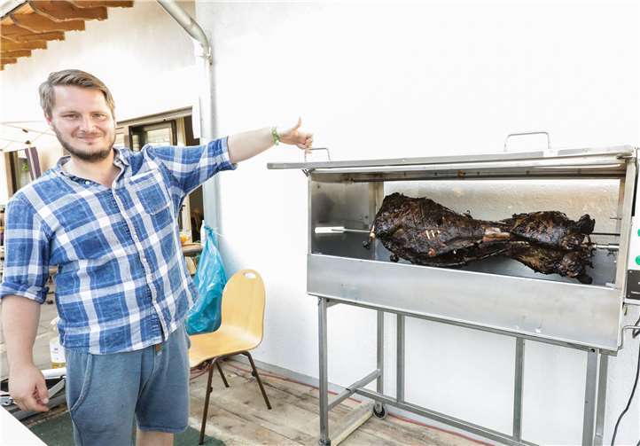 Rico Pelzer zeigt das Wildschwein für den Abend..