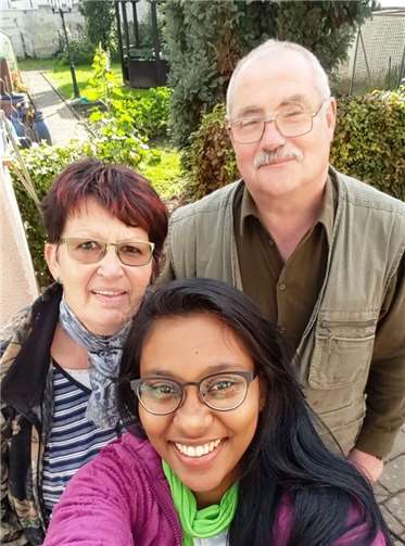 Ridmi mit den Gasteltern Edeltrud und Karl-Heinz Pinger.  privat