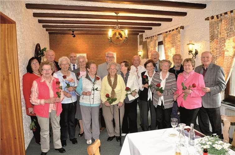 Rieden. Der Jahrgang 1934/35 trifft sich schon seit 40 Jahren in Rieden. Anfangs alle fünf Jahre, seit 25 Jahren jährlich. Dieses Jahr waren die Partner mit dabei. Nach einer herzlichen Begrüßung in der Pension Leich übergab K.H. Schmitz den Damen eine rote Rose. Bei gutem Essen - Kaffee und Kuchen, Wein, Bier und Sekt wurden alte Erinnerungen ausgetauscht. Alle hoffen, sich im nächsten Jahr wieder zu sehen. Hermsen