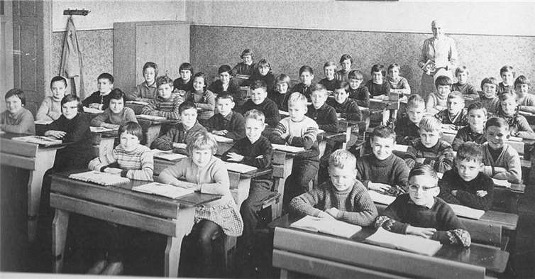 Riedener Schulklasse der Jahrgänge 1953-1956 mit der Lehrerin Frau Wiefels.Riedener Jahrbuch 1995
