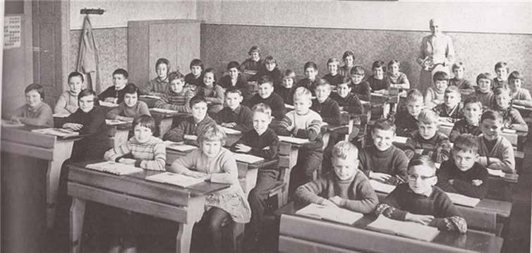 Riedener Schulklasse der Jahrgänge 1953 bis 1956 mit der Lehrerin Frau Wiefels. Quelle: Riedener Jahrbuch 1995