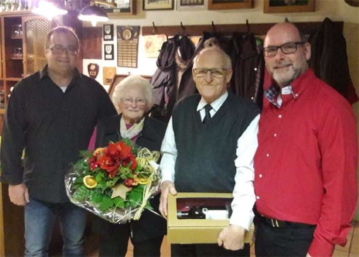 Riedens Ortsbürgermeister Andreas Doll (r.) ehrte Hedwig Breuch und Helmut Tschöpe. Privat