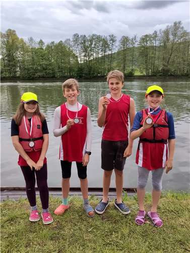 Rieke Herbert, Johan Kuss, Leo Migliori und Emma Justus vom WSV Koblenz-Metternich gewinnen gemeinsam Bronze beim Kanu-Staffelrennen. Quelle: WSV Koblenz-Metternich