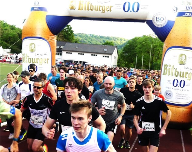 Riesenandrang beim Start des Sparkassen-Firmenlaufs, der über eine Wertungsstrecke von 5,2 km absolviert wurde. Fotos: TE