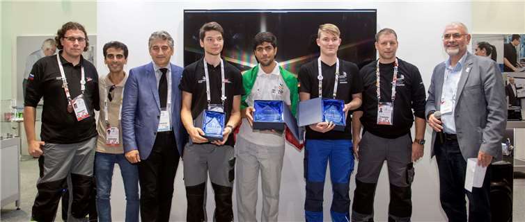 Riesenerfolg: Patrick Gundert (3.v.r.) erkämpfte sich bei den World Skills, der Weltmeisterschaft der Berufe, in Abu Dhabi einen hervorragenden zweiten Platz. Privat