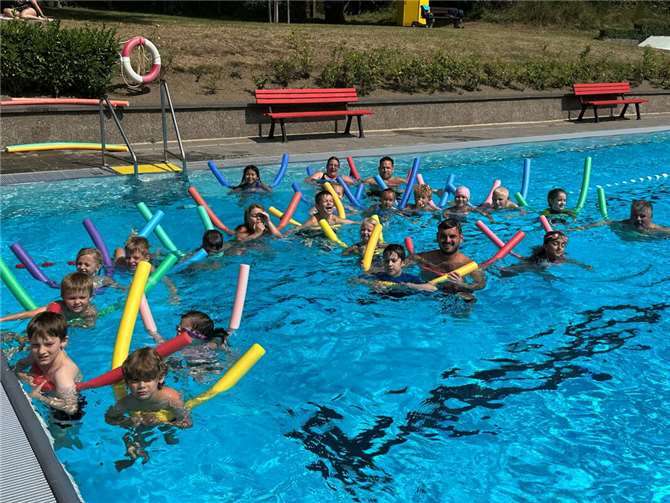 Riesenfreude beim „geprüften“ Schwimmnachwuchs im Mendiger Vulkanbad.  Foto: Stefan Pauly/VG-Verwaltung Mendig