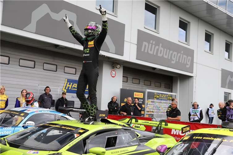 Unberechenbares Eifelwetter sorgt für spannendes Rennwochenende Riesenjubel bei Bortolotti und seinem Team SSR Performance.