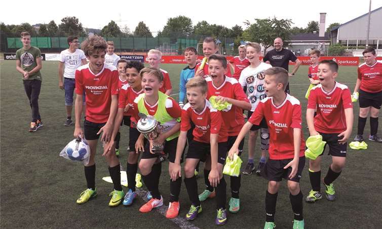 Riesenjubel bei den D-Junioren: Sie nehmen den Pokal mit nach Hause.  privat