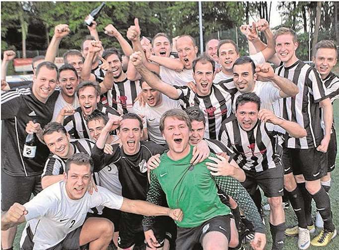 Riesenjubel bei den Rengsdorfern nach dem Relegationssieg und dem damit verbundenen Aufstieg.privat
